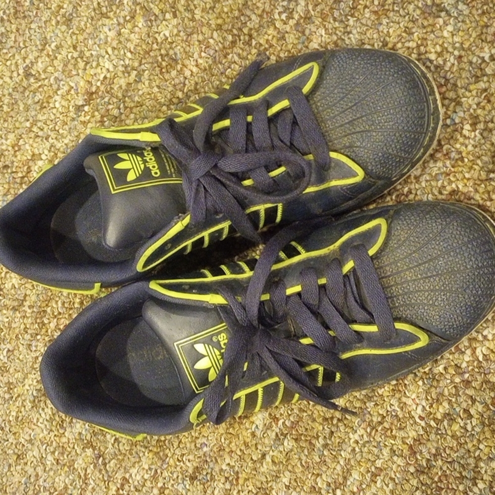 Tennis shoes